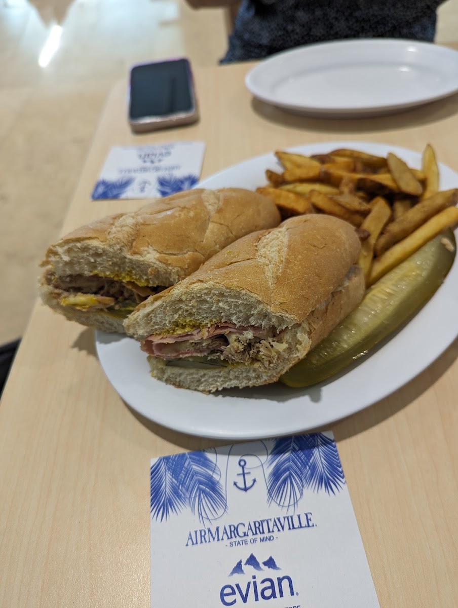 Margaritaville Cancun Airport Terminal 4 Photo 8